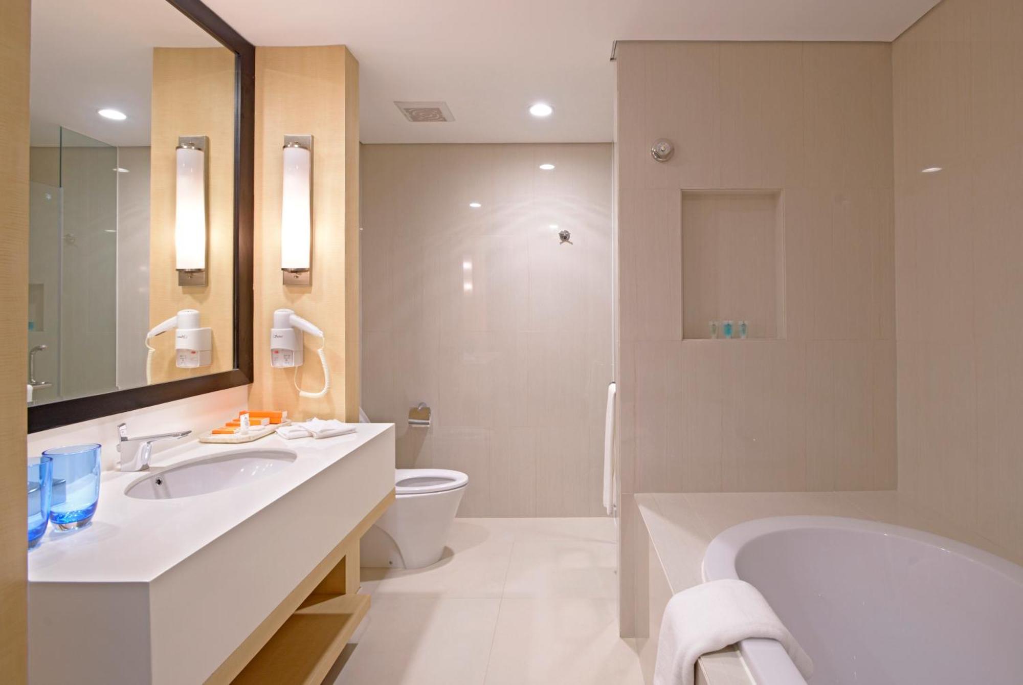 Surya Hotel & Cottages Prigen מראה חיצוני תמונה