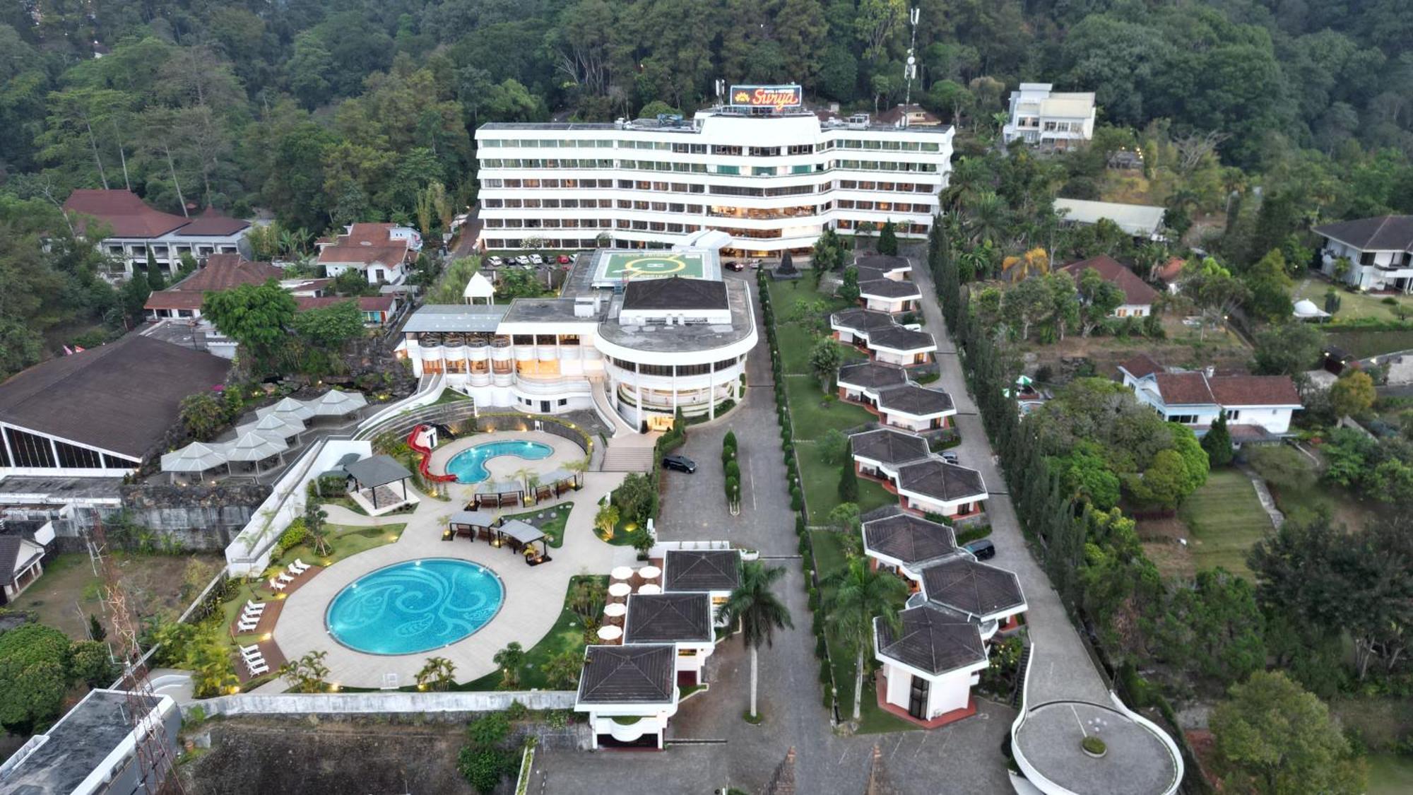 Surya Hotel & Cottages Prigen מראה חיצוני תמונה
