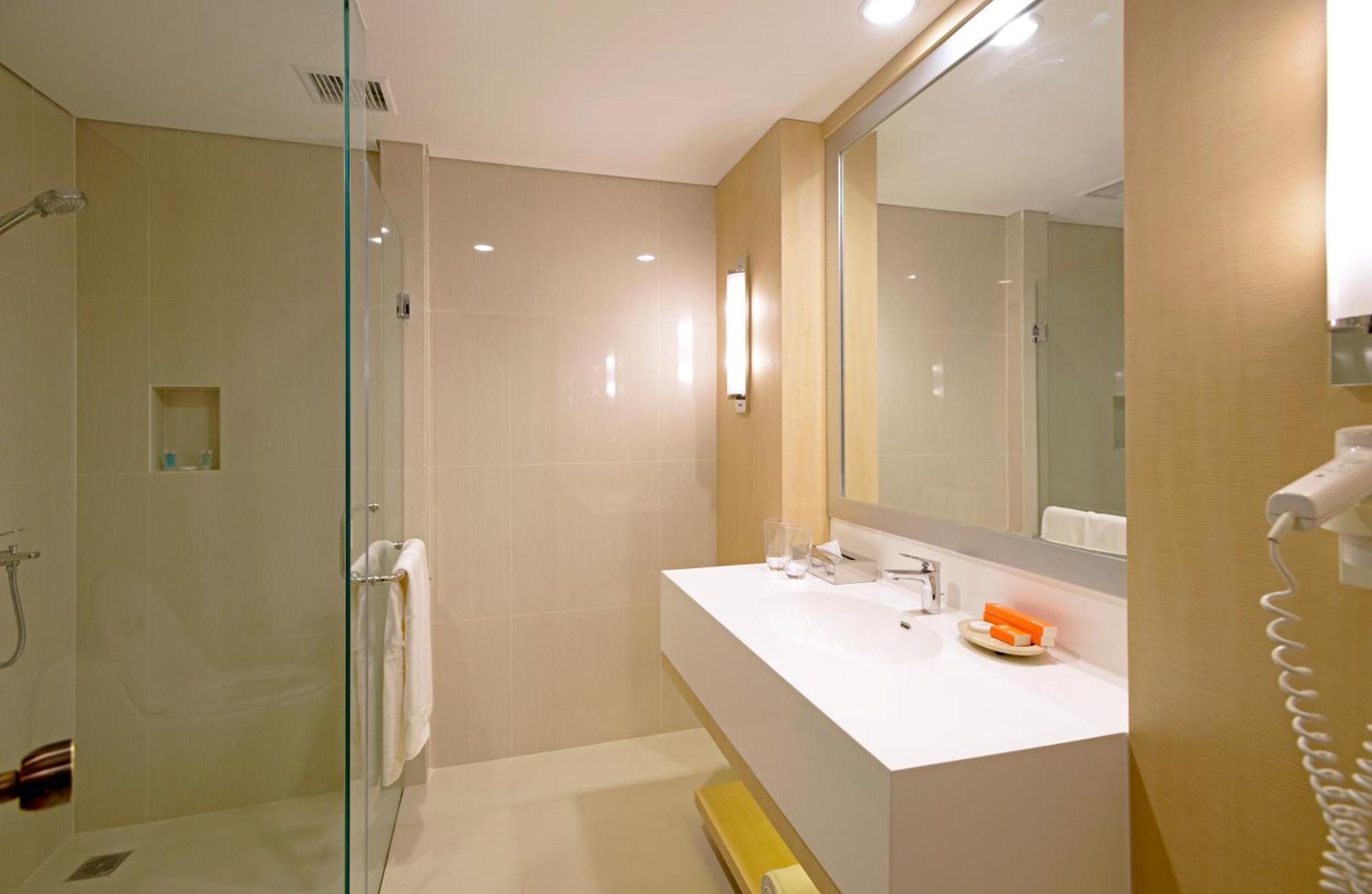 Surya Hotel & Cottages Prigen מראה חיצוני תמונה