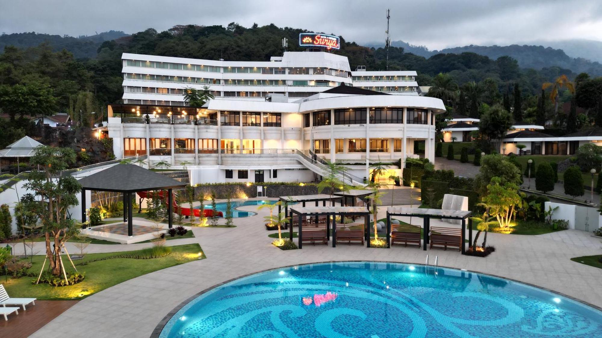Surya Hotel & Cottages Prigen מראה חיצוני תמונה