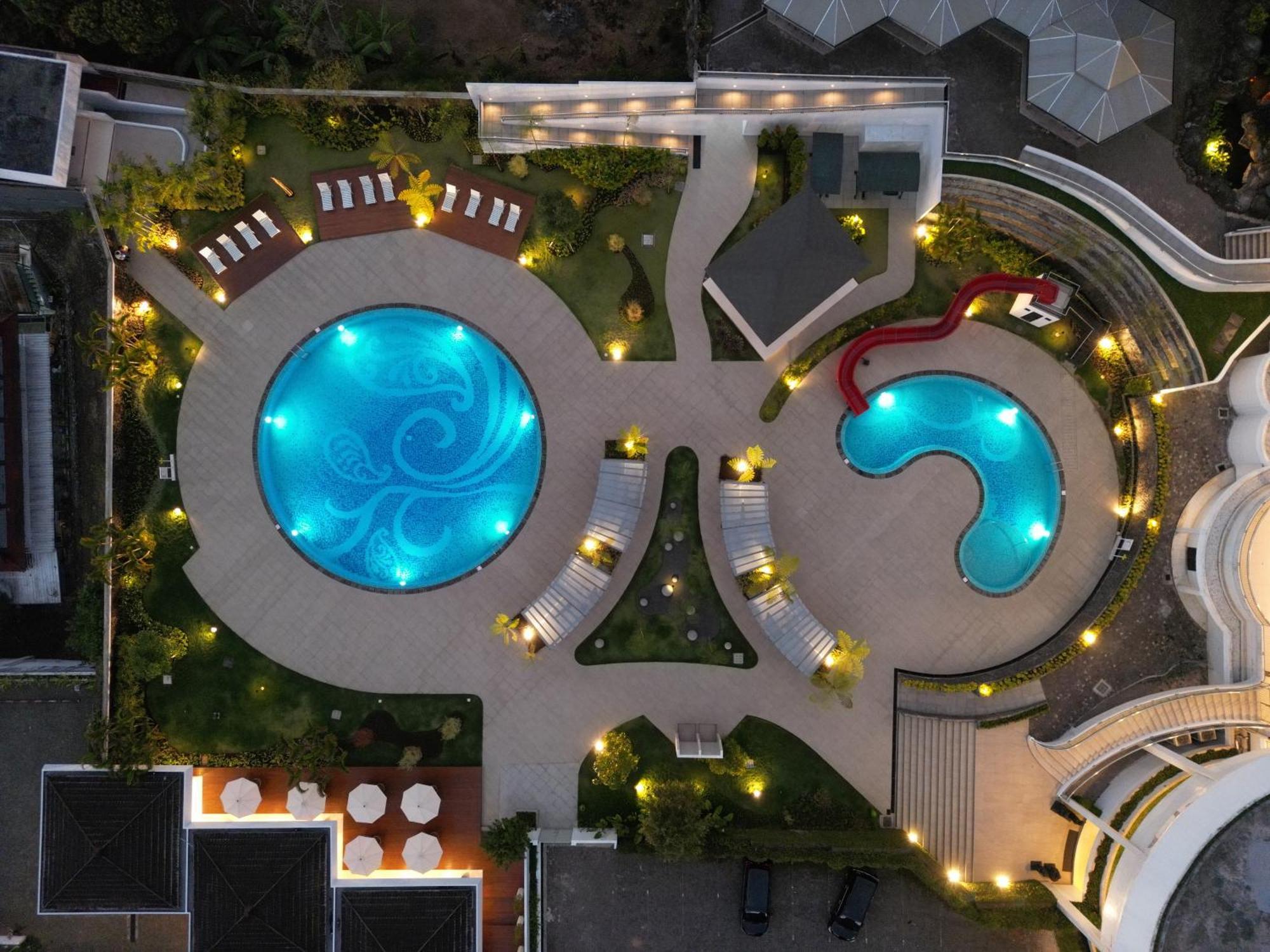 Surya Hotel & Cottages Prigen מראה חיצוני תמונה