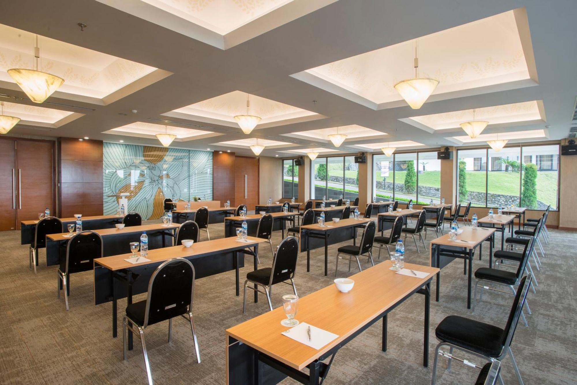 Surya Hotel & Cottages Prigen מראה חיצוני תמונה
