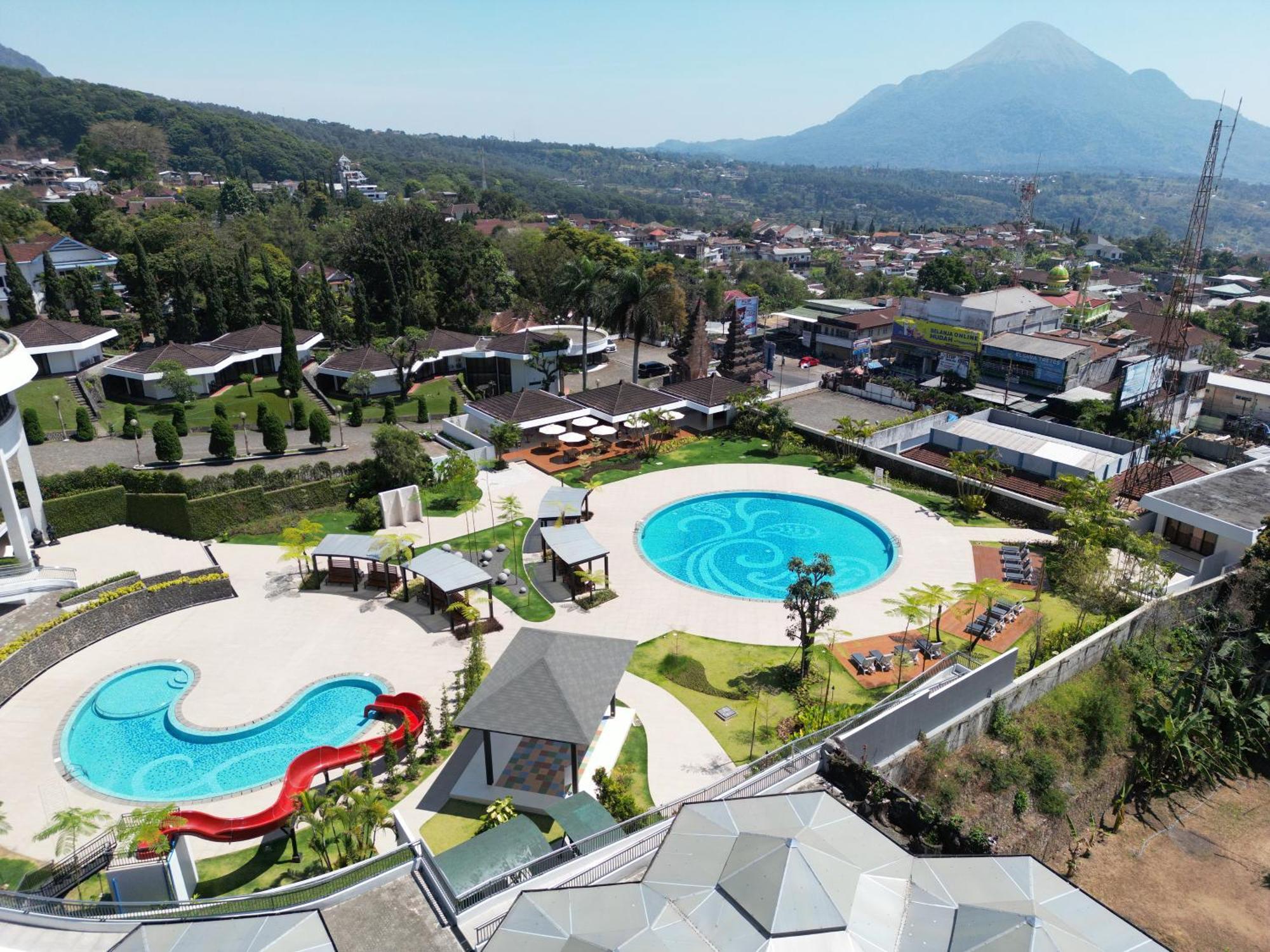 Surya Hotel & Cottages Prigen מראה חיצוני תמונה